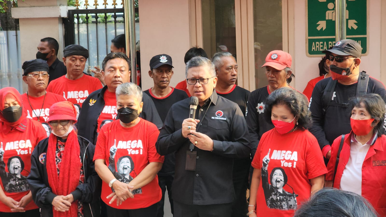 Sekjen PDIP Hasto Kristiyanto mengenang peristiwa 26 Tahun Tragedi Berdarah Kudatuli di kantor DPP PDIP, Rabu (27/7). Foto: Humas PDIP